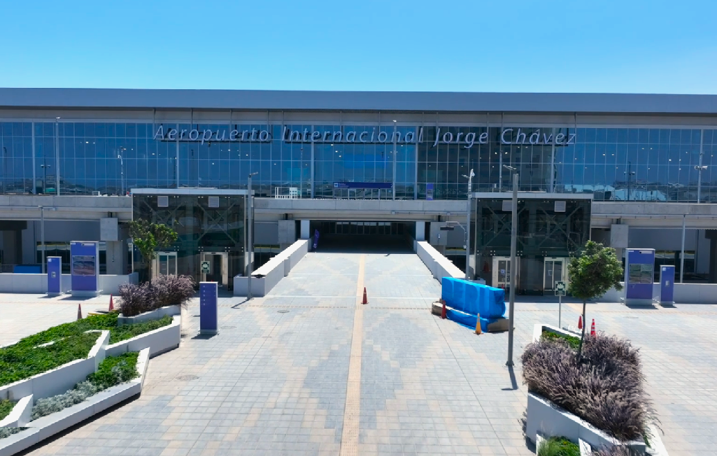 Fotografía original de la fachada del nuevo terminal del Aeropuerto Internacional Jorge Chávez.