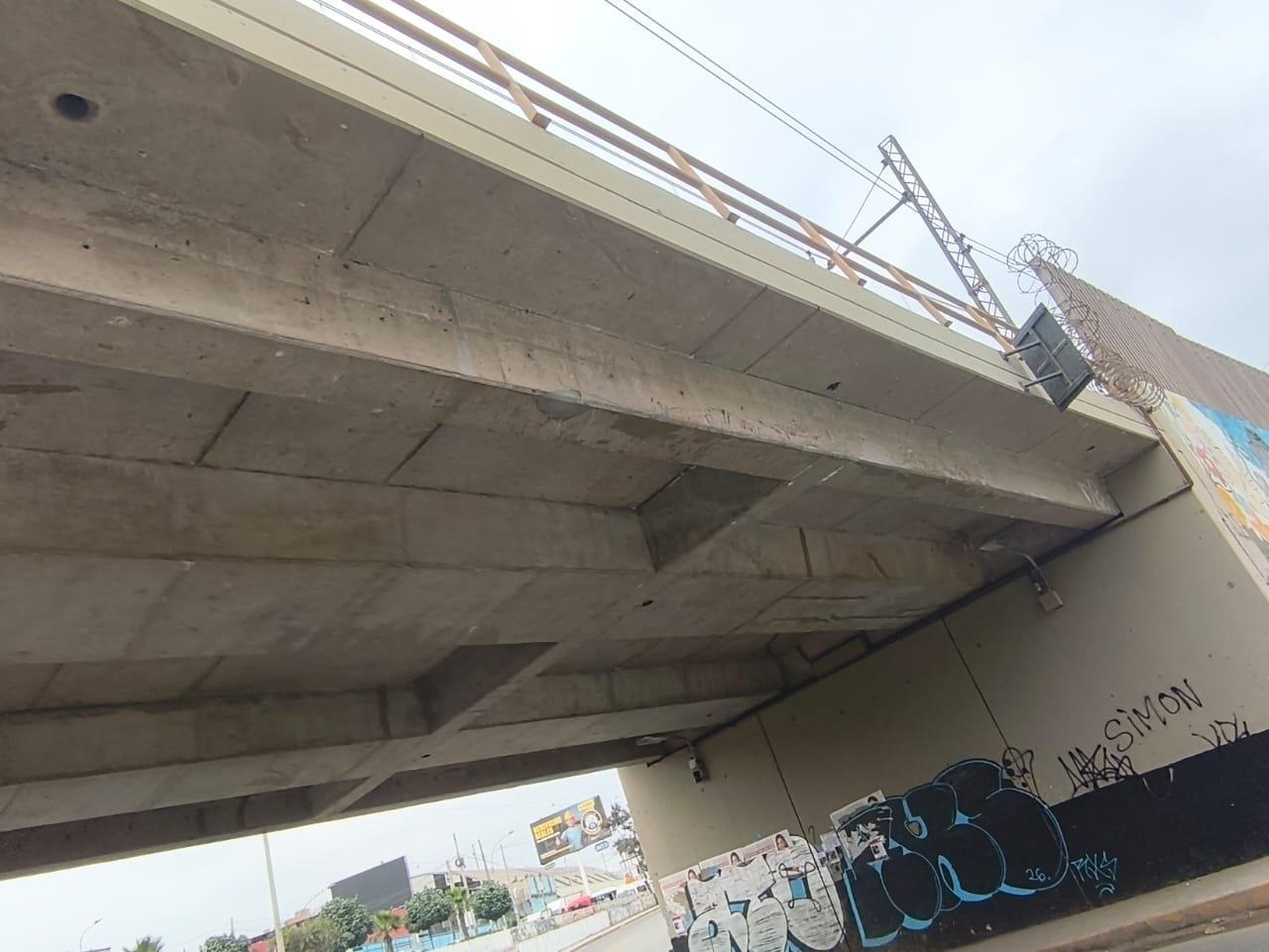 Vista inferior de un puente ferroviario durante la inspección visual.