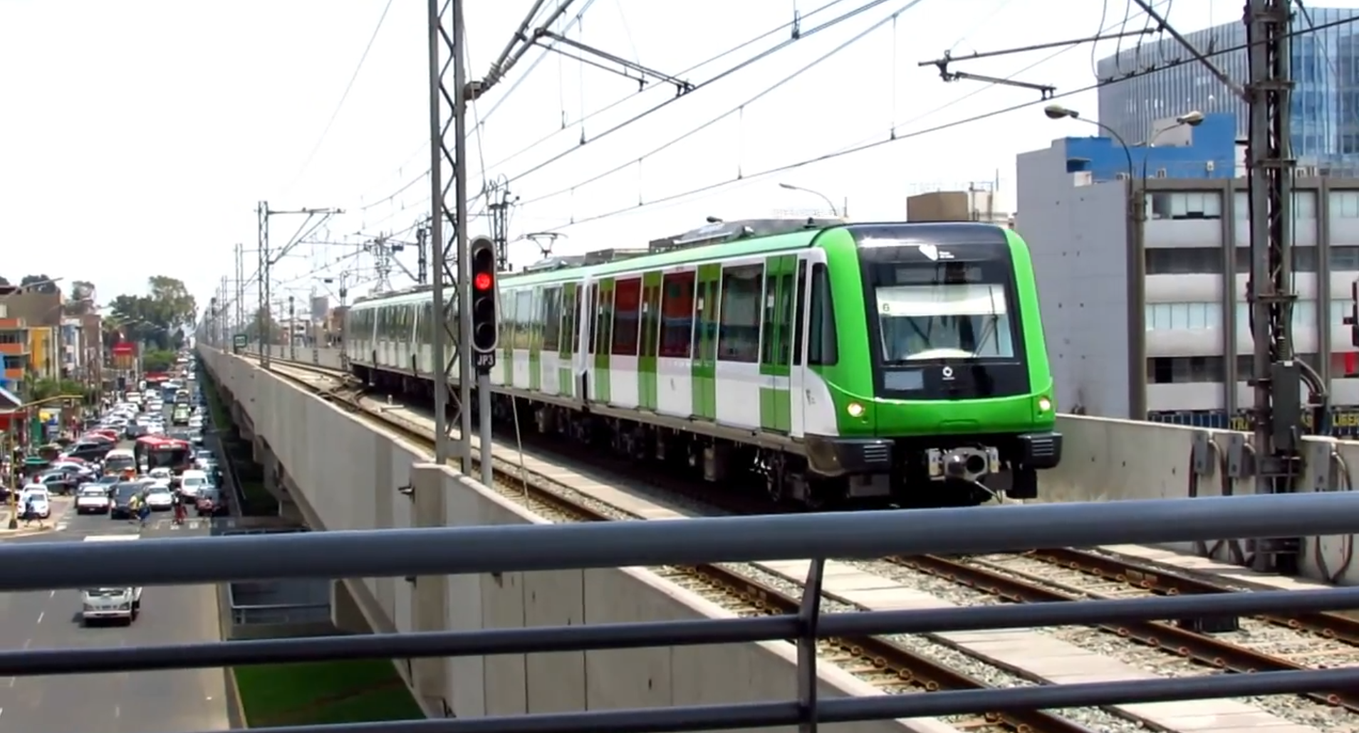 Tren y viaducto de la Línea 1 del Metro de Lima; fotografía original.
