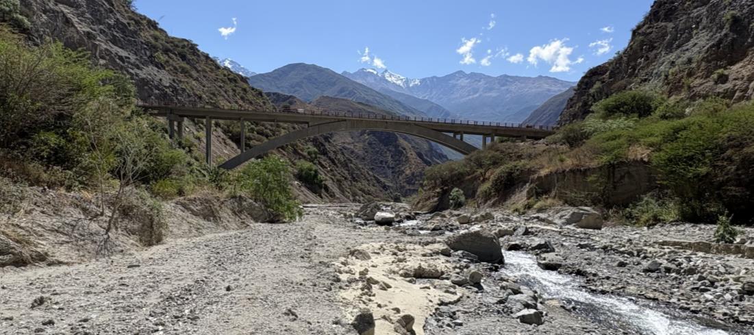 Vista del Puente Quebrada Honda y su entorno desde el cauce.