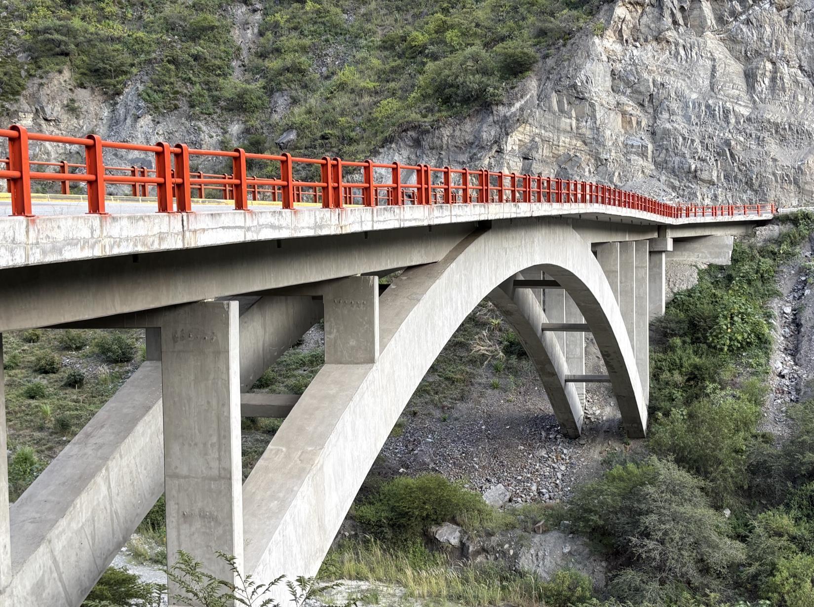 Fotografía original de los arcos y el tablero del Puente Quebrada Honda.